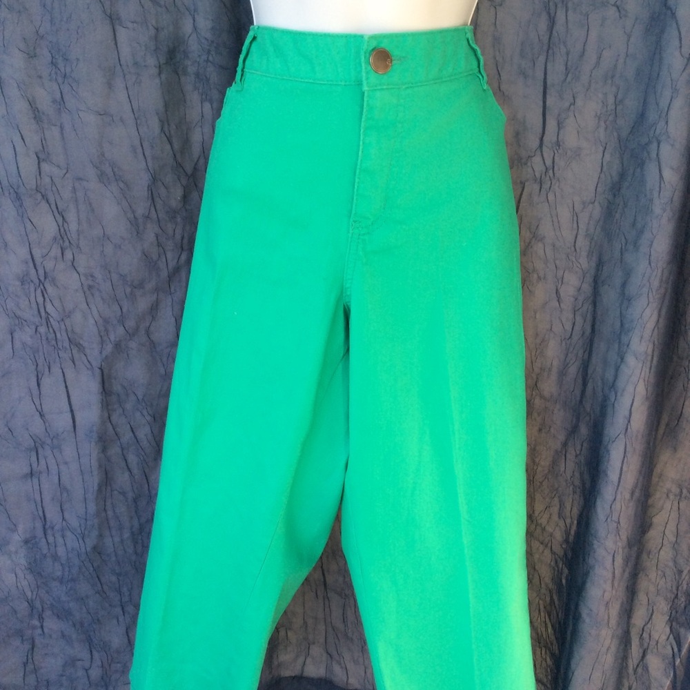 Never worn Avenue capris